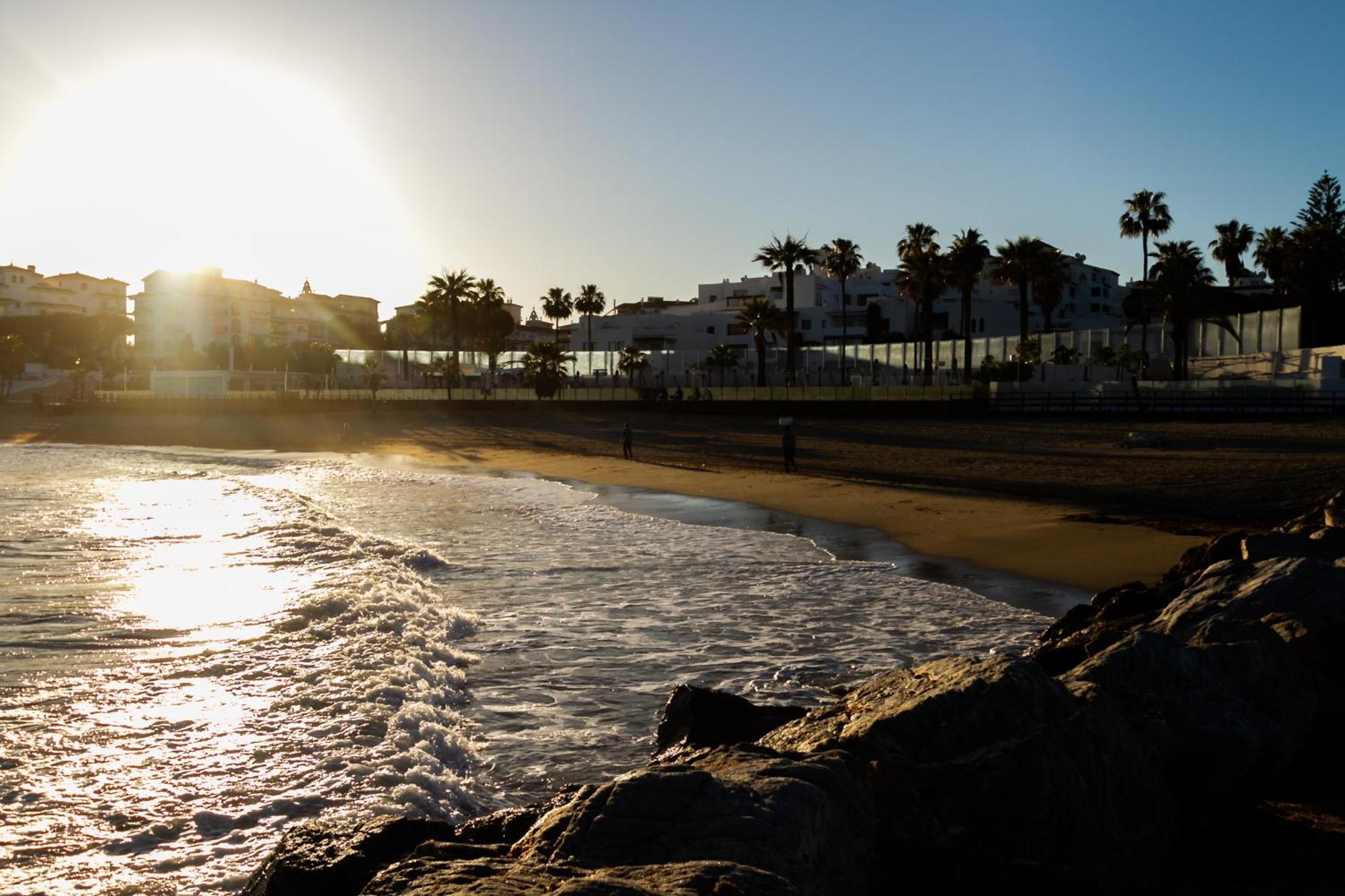 Marbella Banus Suites - Lily Playas Del Duque Banus Beach Apartment Exterior foto