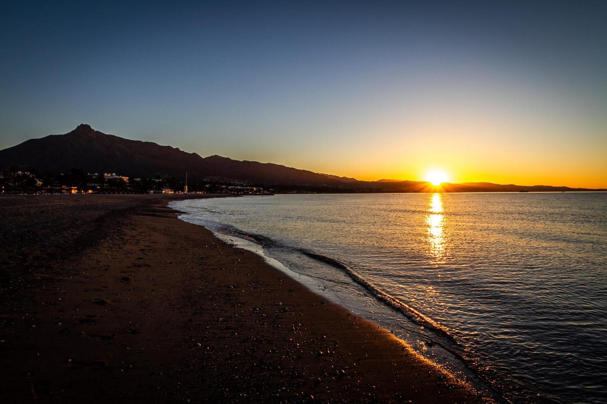 Marbella Banus Suites - Lily Playas Del Duque Banus Beach Apartment Exterior foto
