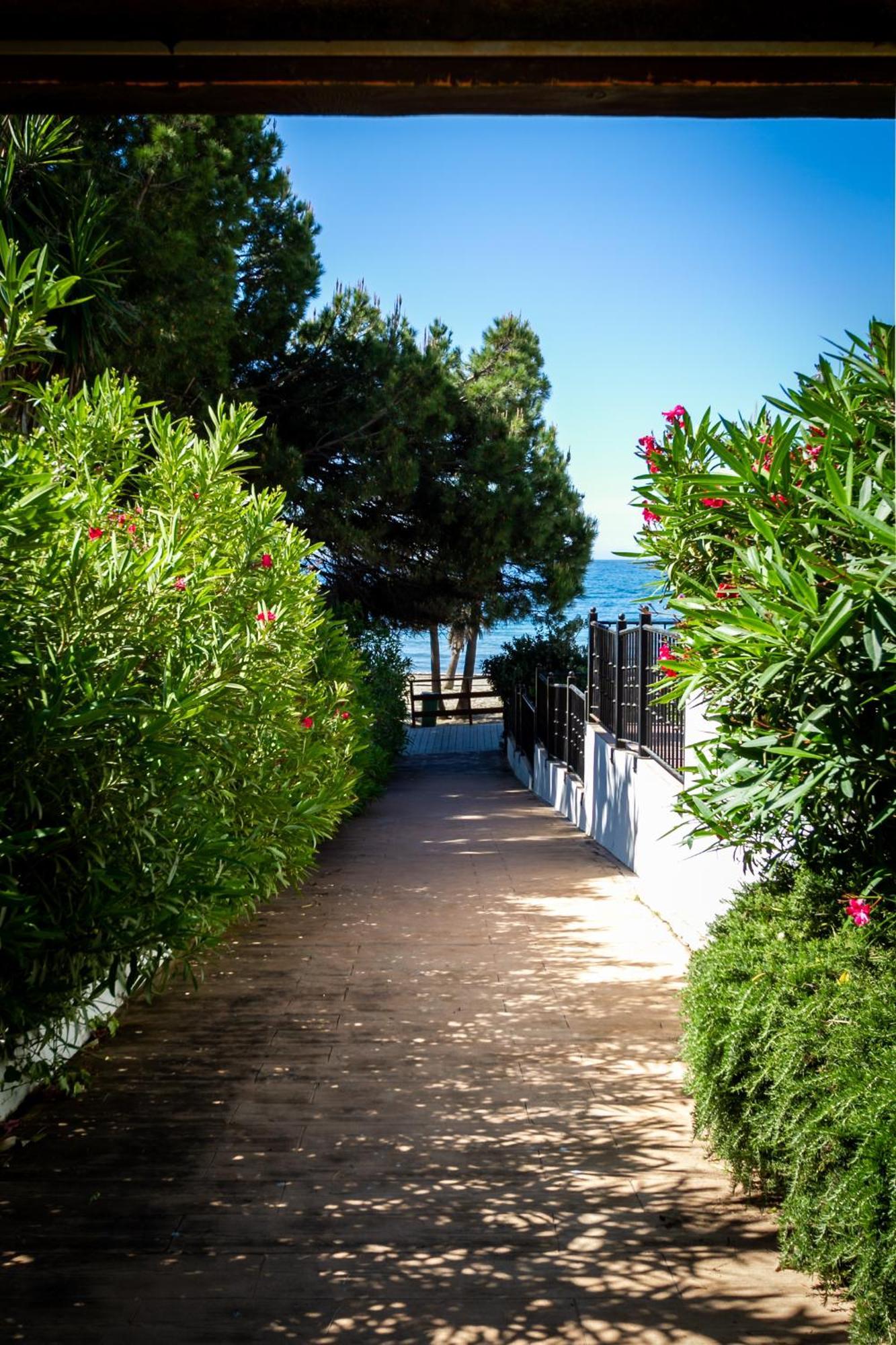 Marbella Banus Suites - Lily Playas Del Duque Banus Beach Apartment Exterior foto